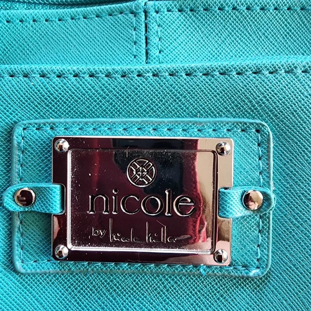 Gorgeous NWOT Nicole Miller Aqua Crossbody Bag Adjustable Strap Lots of Pockets - Picture 2 of 9